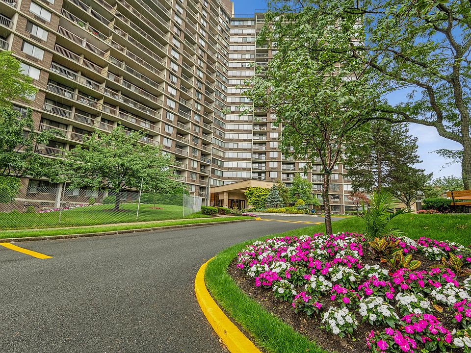 1st image of 2 Bay Club Dr APT 1O
