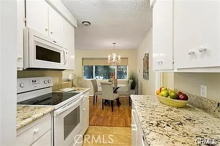 2 bed, 833 sqft, $3,300 — Photo 4