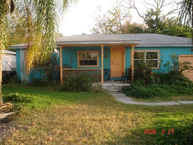 2bd, 1 ba, 1 car garage---Lots of Newer Updates! Oak Floors!
