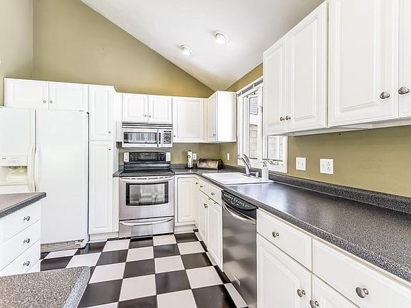4th image of 10 Alberta Ln