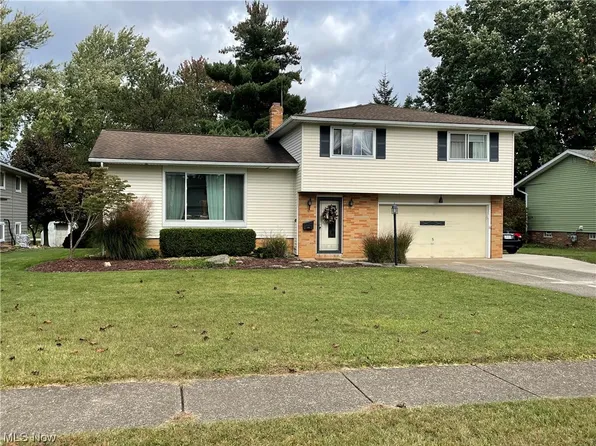 1175 N Skyline Dr, Seven Hills, OH 44131