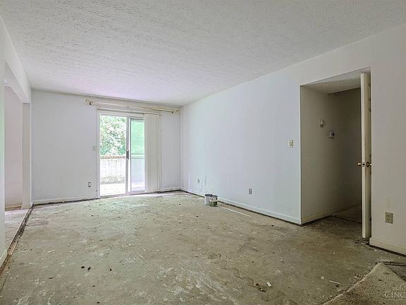 5th image of 1625 W Augusta Blvd