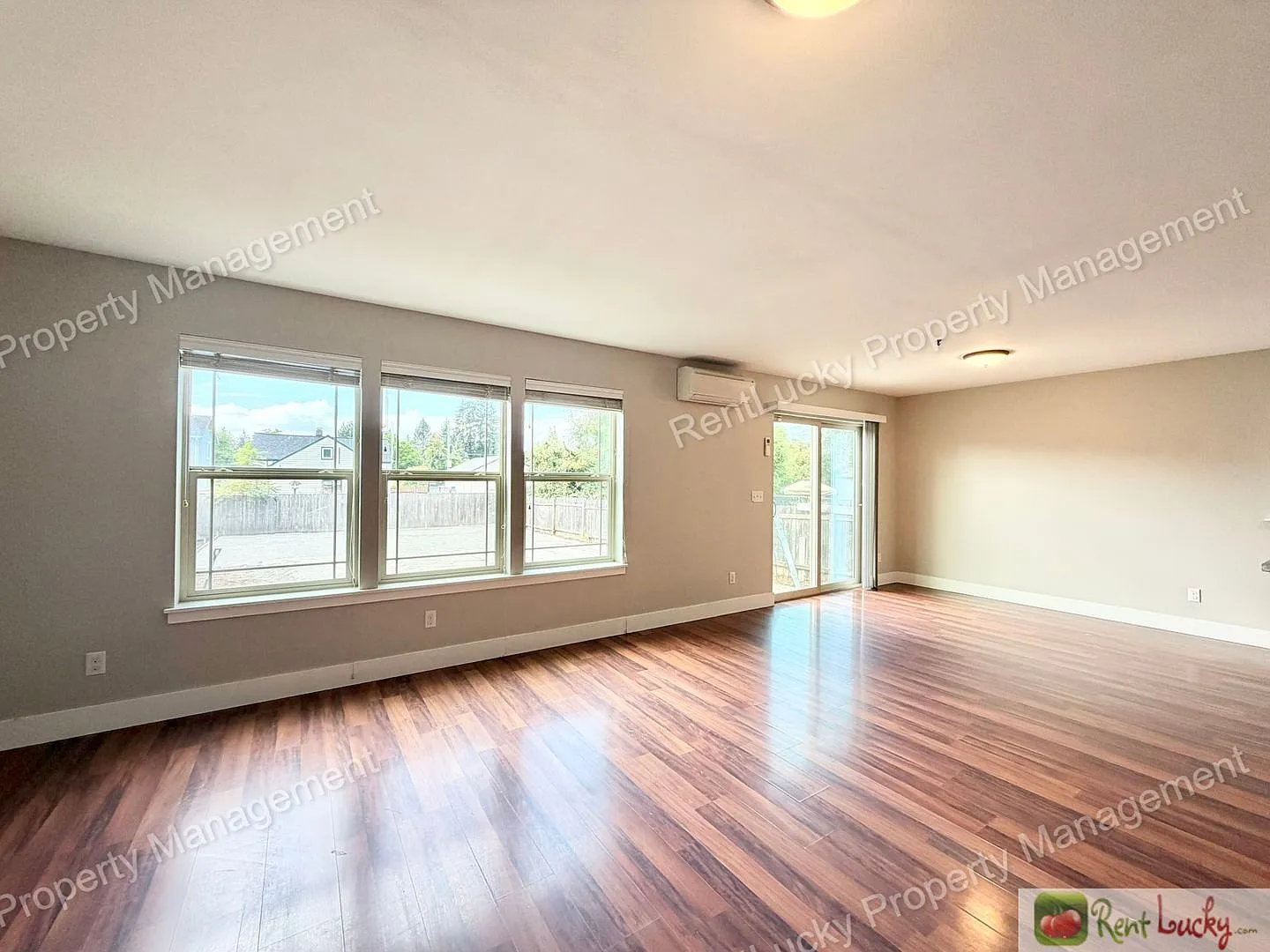 Great 4 Bedroom in Tacoma w/ Bonus Area and Beautiful Kitchen! — Photo 4