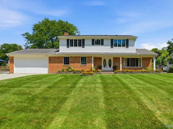 1888 Squaw Lagoon Dr, Oxford, MI 48371