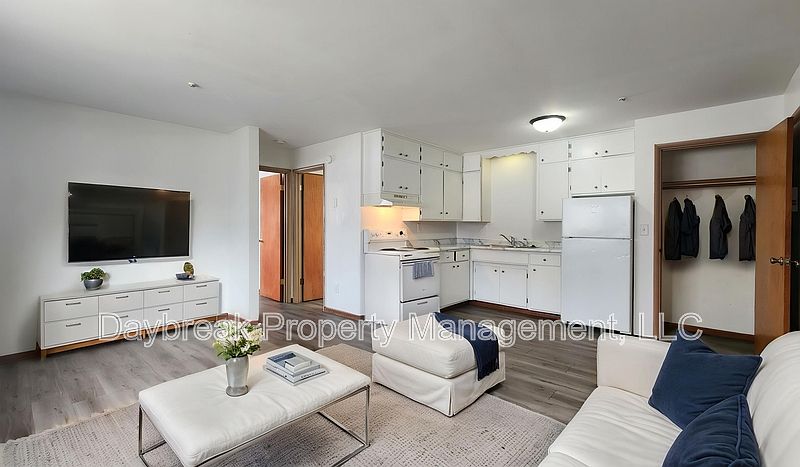 1st image of 915 7th Ave N #1