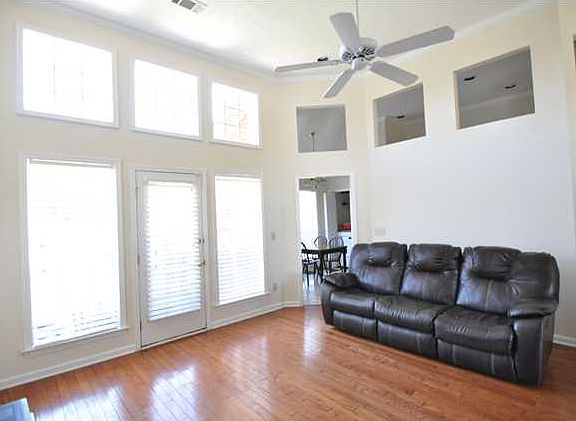 3rd image of 2819 Fair Oaks Dr