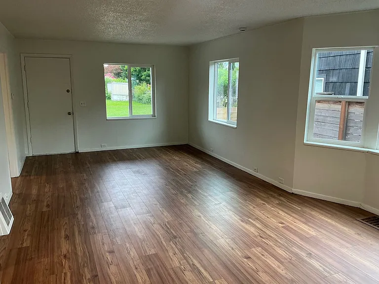 7432 N Olin Ave — Photo 3