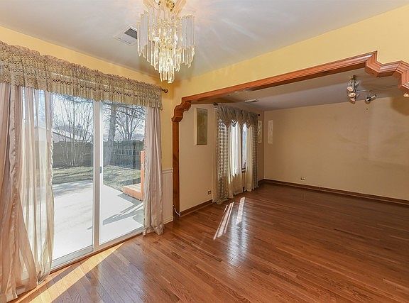 4th image of 575 Kingston Ct