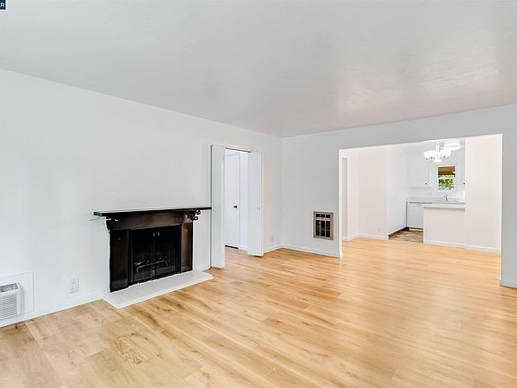 4th image of 375 Camelback Rd APT 4