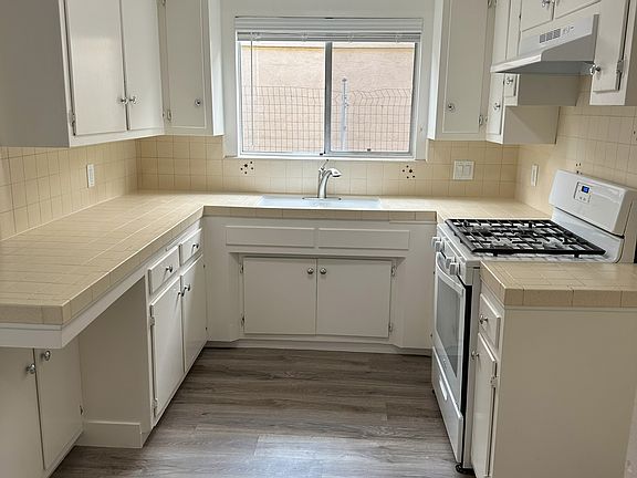 3rd image of 4055 W 138th St APT B