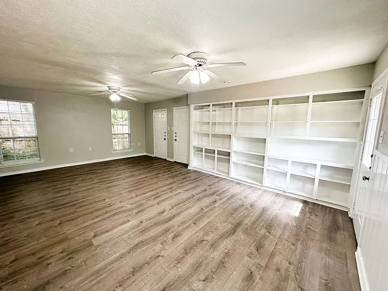 6461 Danbury Ln — Photo 22