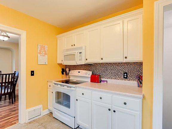 4th image of 806 West St