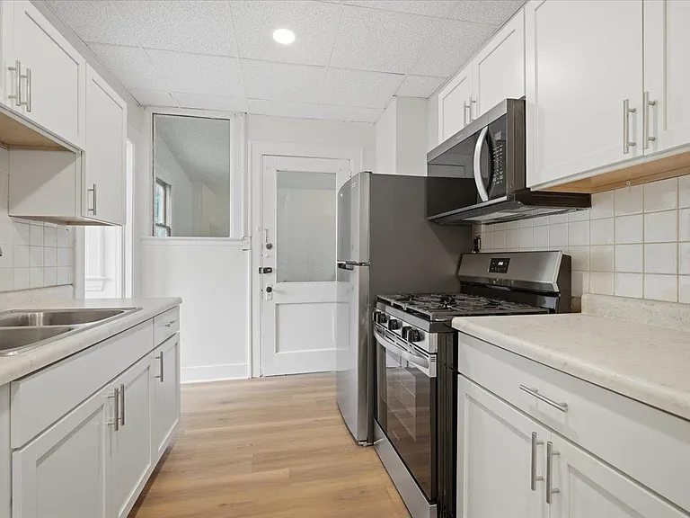 312 E Locust St #4 — Photo 2
