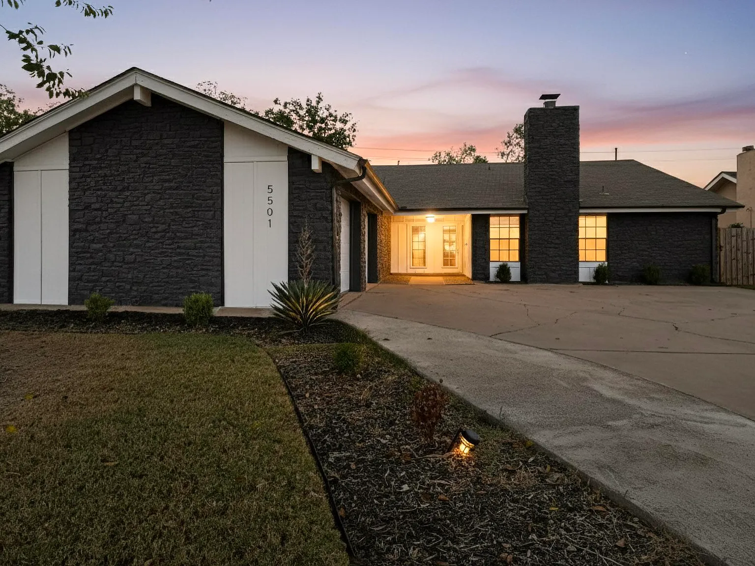 3 bed, 1127 sqft, $1,850 — Photo 2