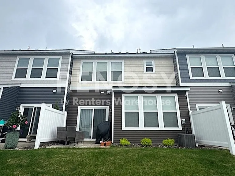 7216 Walnut Grove Ln N — Photo 4