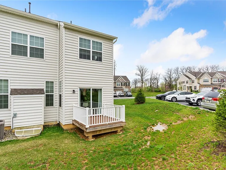 301 Redclover Ln — Photo 6
