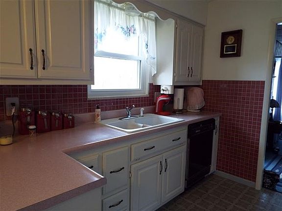 5th image of 422 E Walnut St