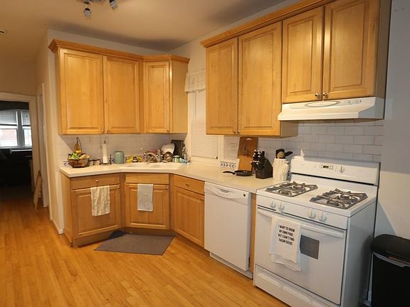 3rd image of 1451 W Oakdale Ave #No1f