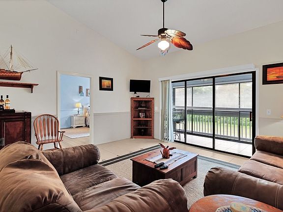 5th image of 9637 Riverside Dr APT 3