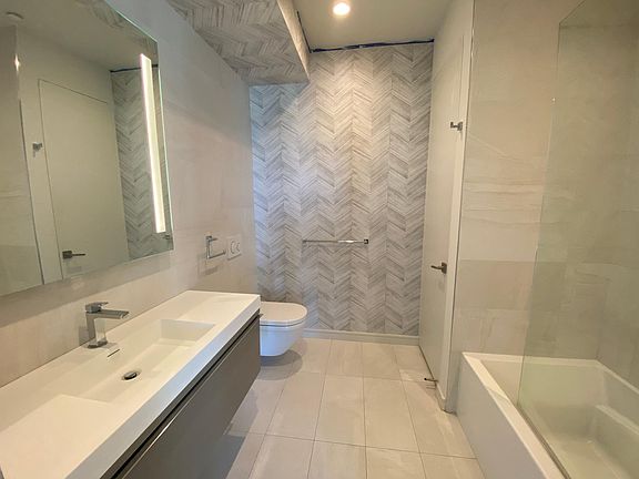3rd image of 600 S Van Ness Ave #808