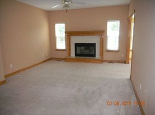 584 White Oak Ln, Liberty, MO 64068