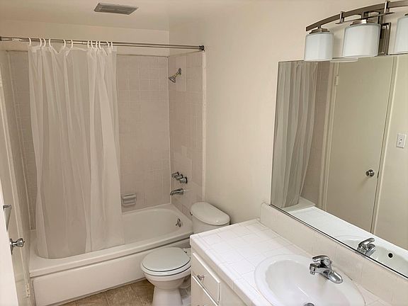 4th image of 13504 Moorpark St