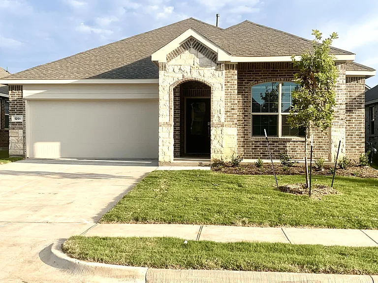 1201 Sassafras Dr — Photo 1
