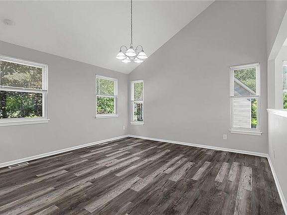3rd image of 405 SE Onyx Cir