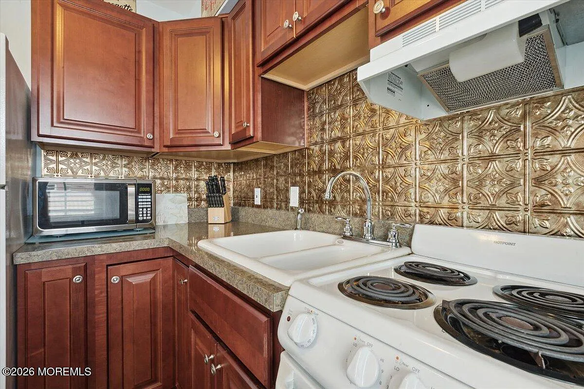 2 bed, 546 sqft, $1,900 — Photo 3