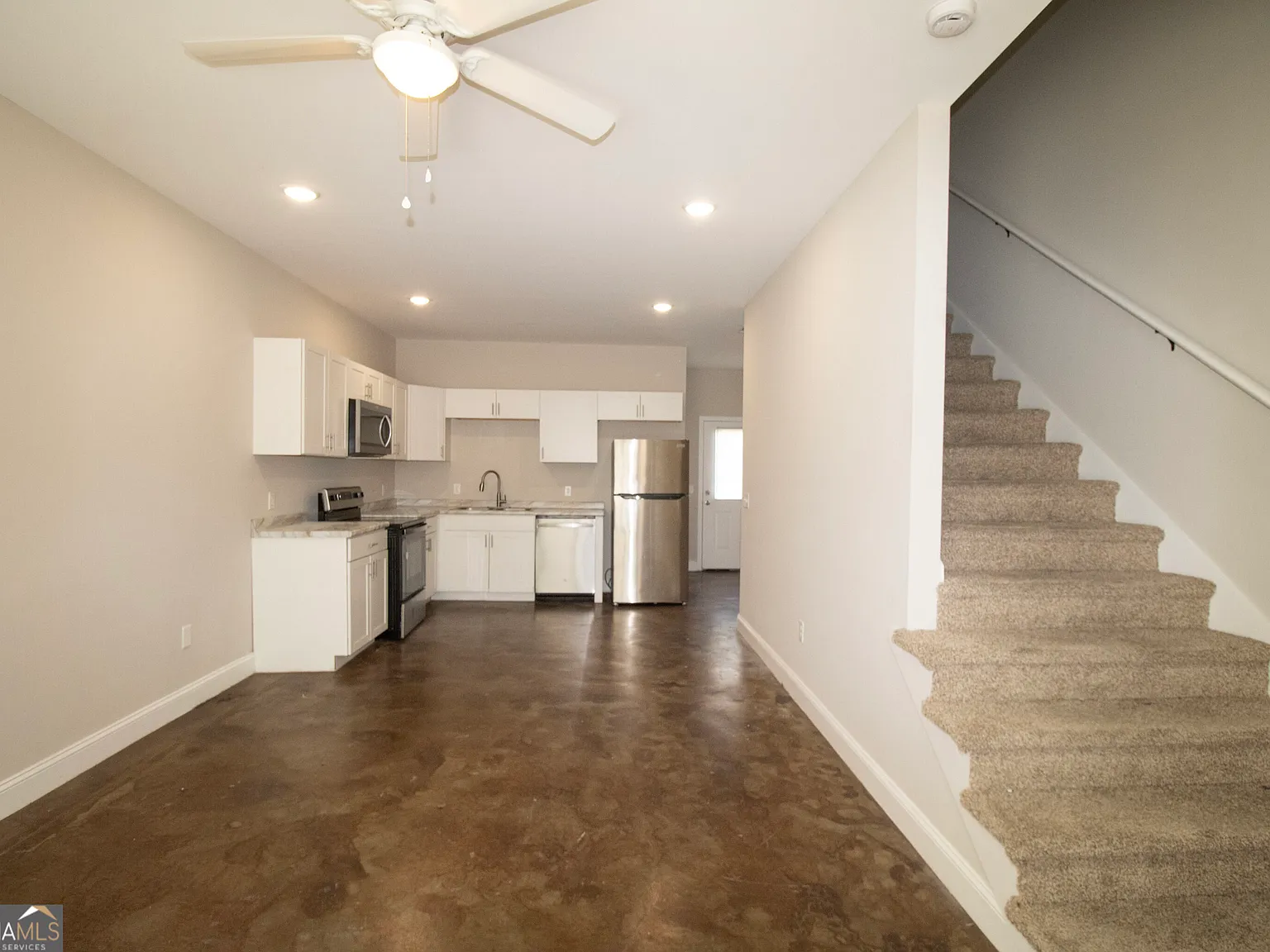 2 bed, 2.5 bath, 1100 sqft, $1,525 — Photo 2
