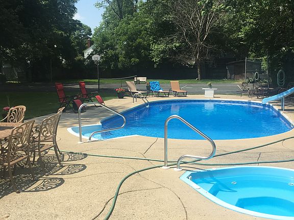 3rd image of 56 Parkwood Dr