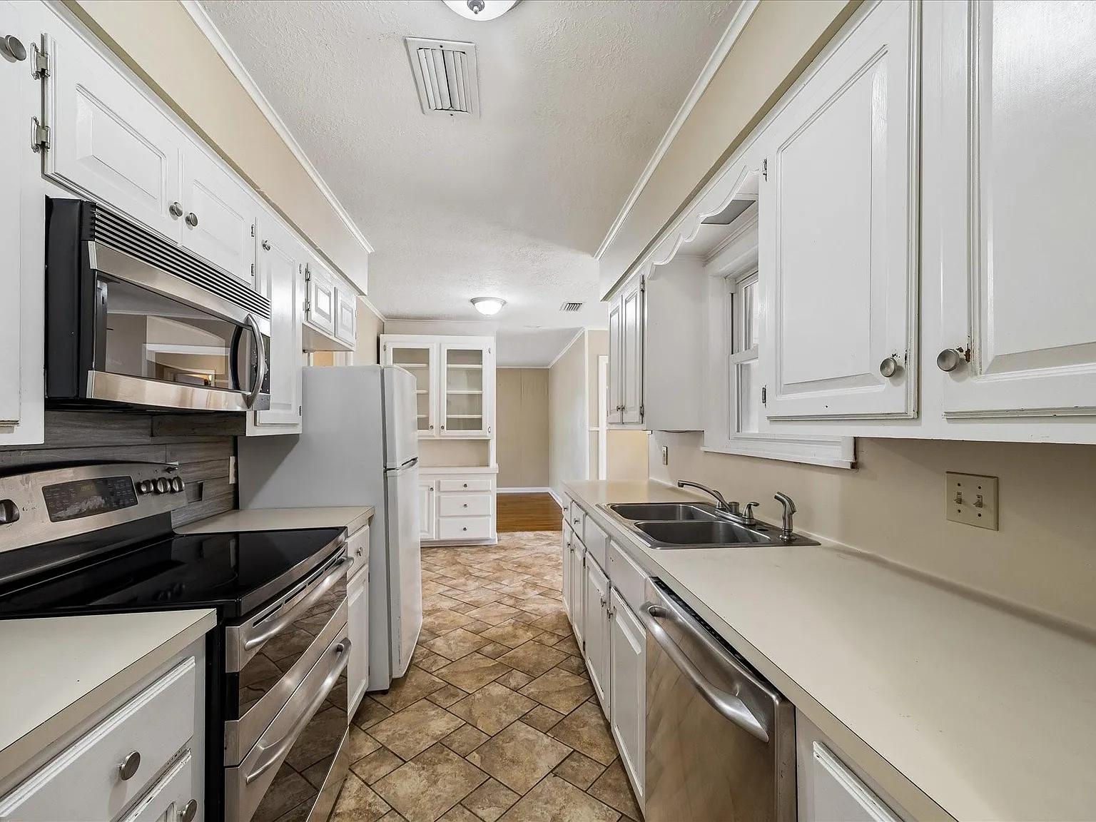 3 bed, 2.0 bath, 1896 sqft, $1,995 — Photo 3