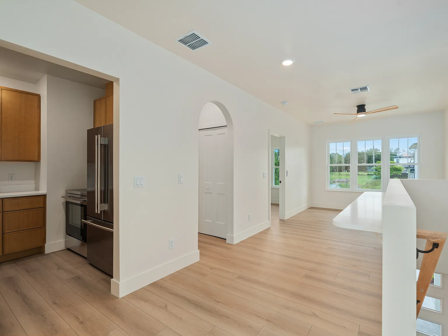 3 bed, 872 sqft, $2,699 — Photo 3