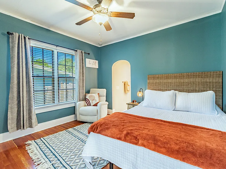 310 E Paris St — Photo 9