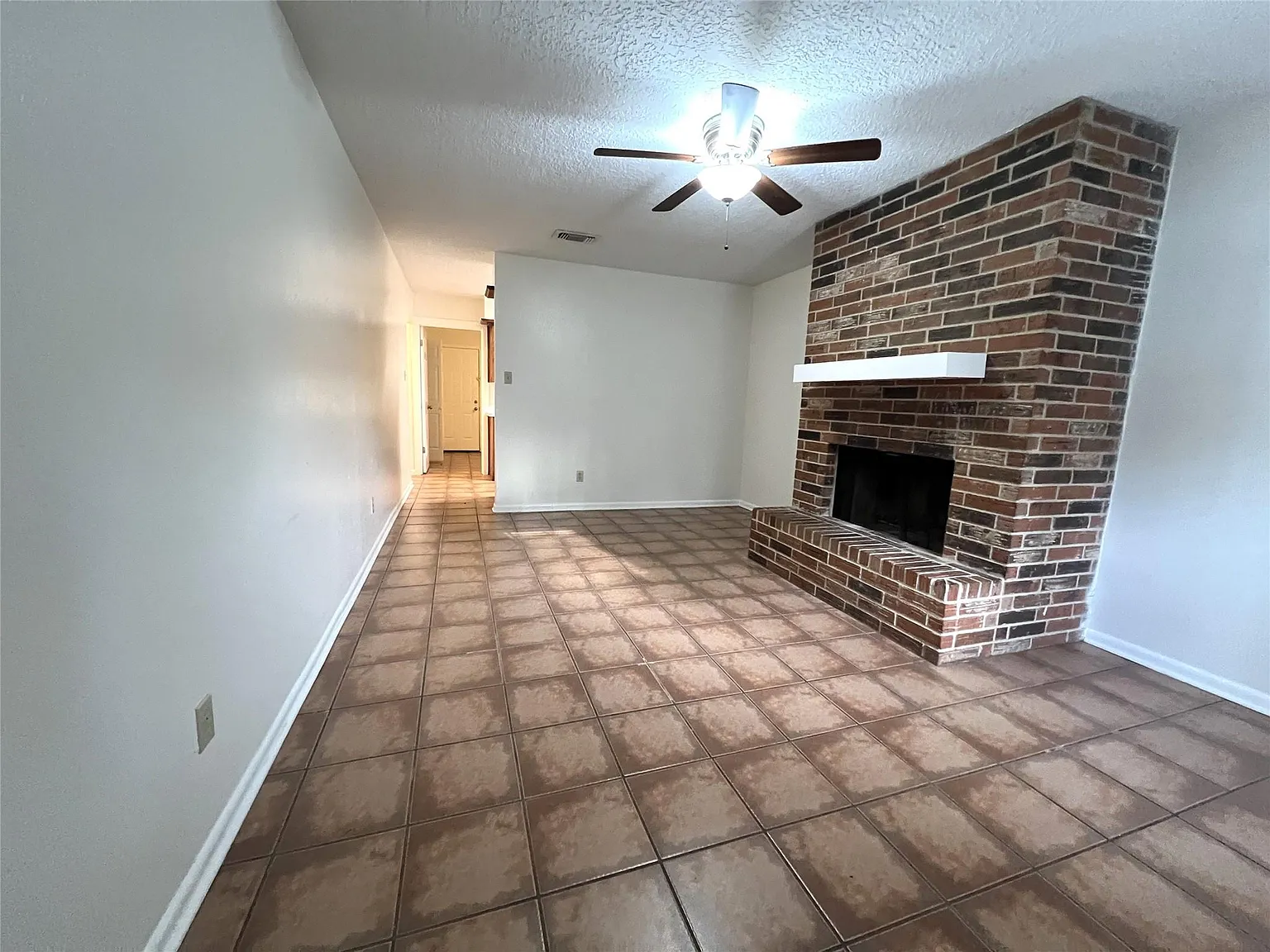 3 bed, 2.0 bath, 1055 sqft, $1,250 — Photo 4