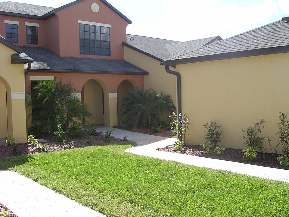3 bedrooms, 2 baths, 1 car garage, end unit