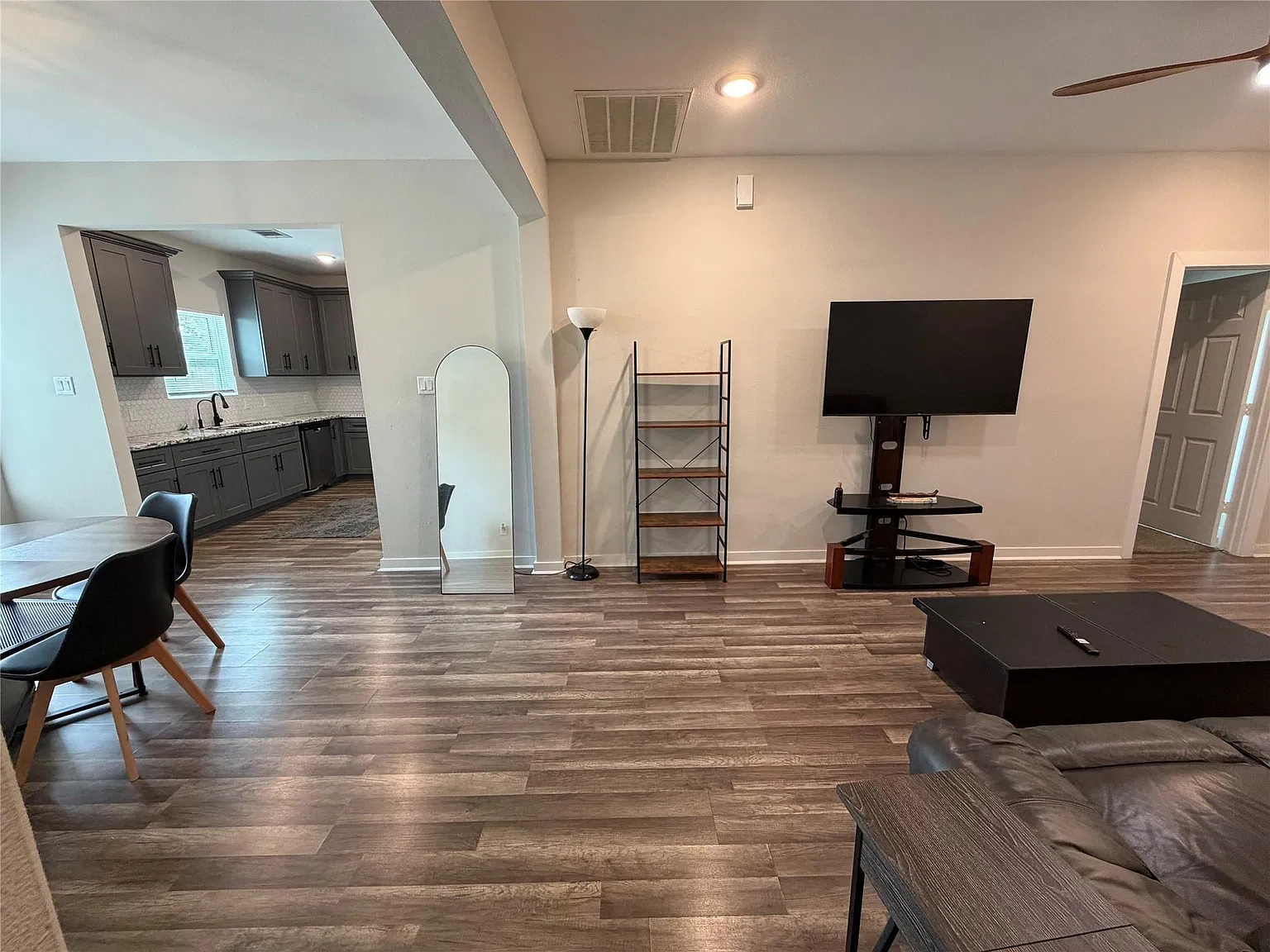 3 bed, 2.0 bath, 2201 sqft, $1,875 — Photo 2