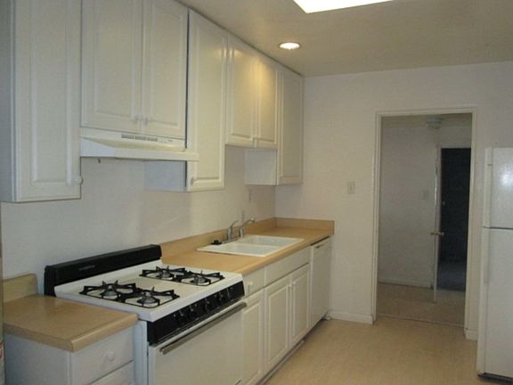 3rd image of 1728 Richmond Dr NE