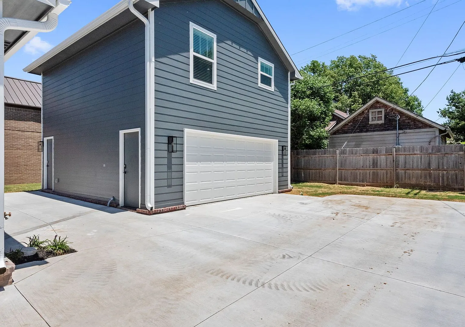 Newer construction - garage apartment available for rent! — Photo 1