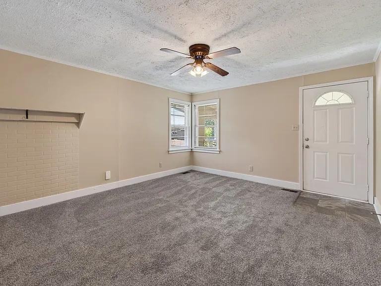 141 W Rossview Rd — Photo 8