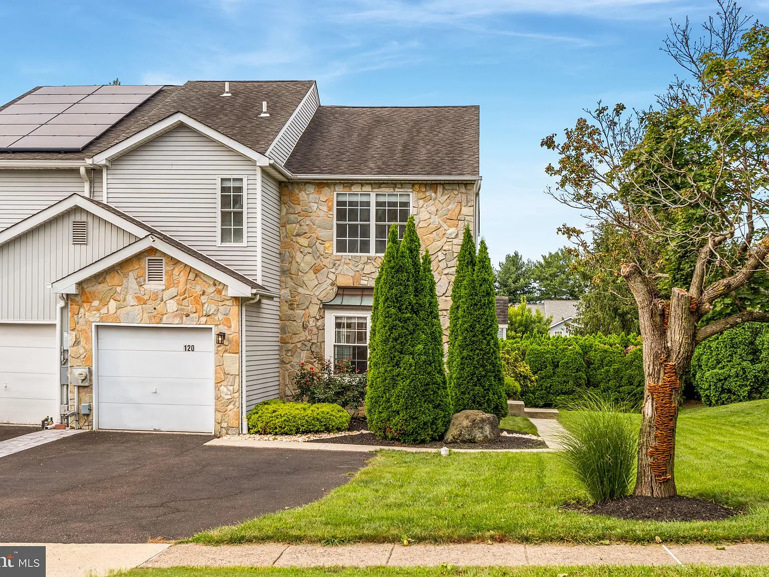 2 bed, 2.5 bath, 2960 sqft, $3,700 — Photo 1