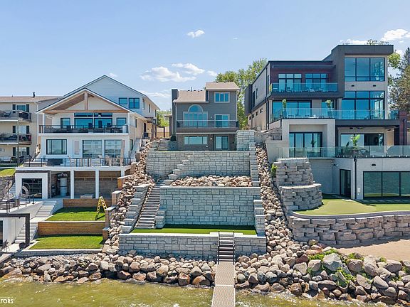 2nd image of 2405 S Lakeview Ct