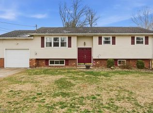 9 Oakbrook Ln, Mineral Wells, WV 26150