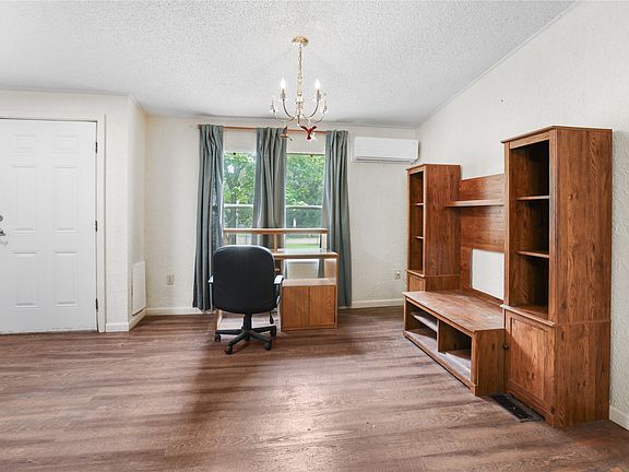 5th image of 157 Acorn Ln