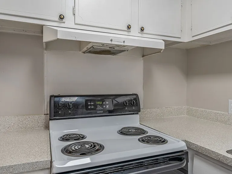 Barclay Apartments - ASK ABOUT OUR SPRING MOVE-IN SPECIAL TODAY! — Photo 27