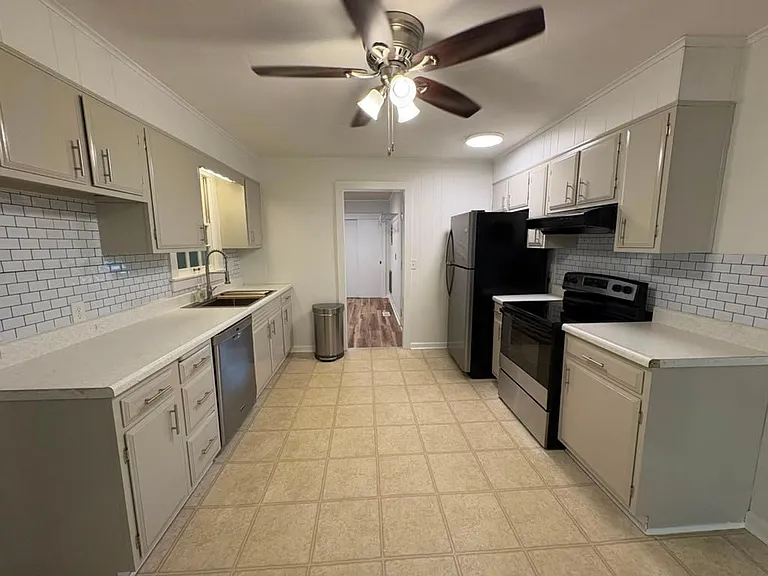1608 Glendale Dr — Photo 3