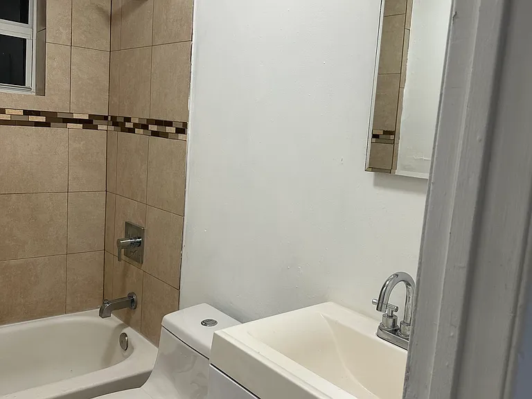 272 SW 3rd St #B — Photo 13