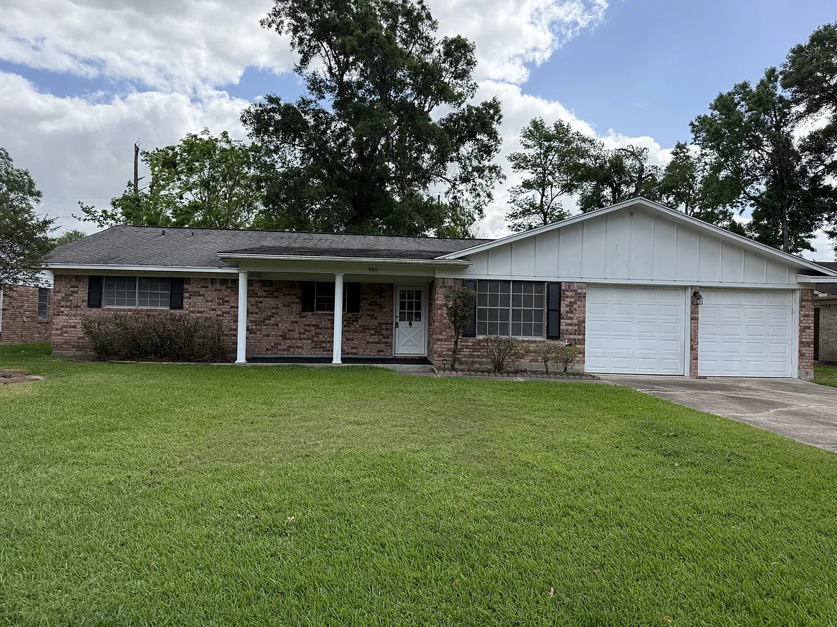 Photo 1 of 29 - 880 Lockwood Dr - Beaumont, TX Primary Photo - 880 Lockwood Dr