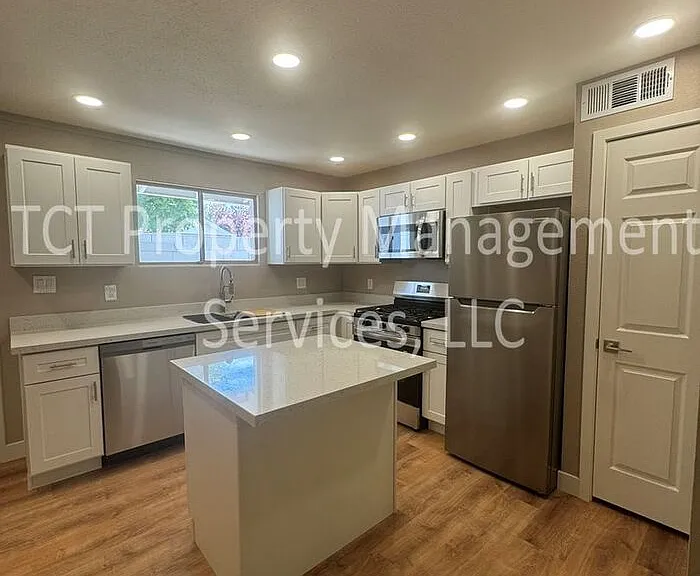 501 E Erie St #B — Photo 2