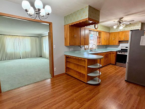 2nd image of 915 Pleasantview Dr